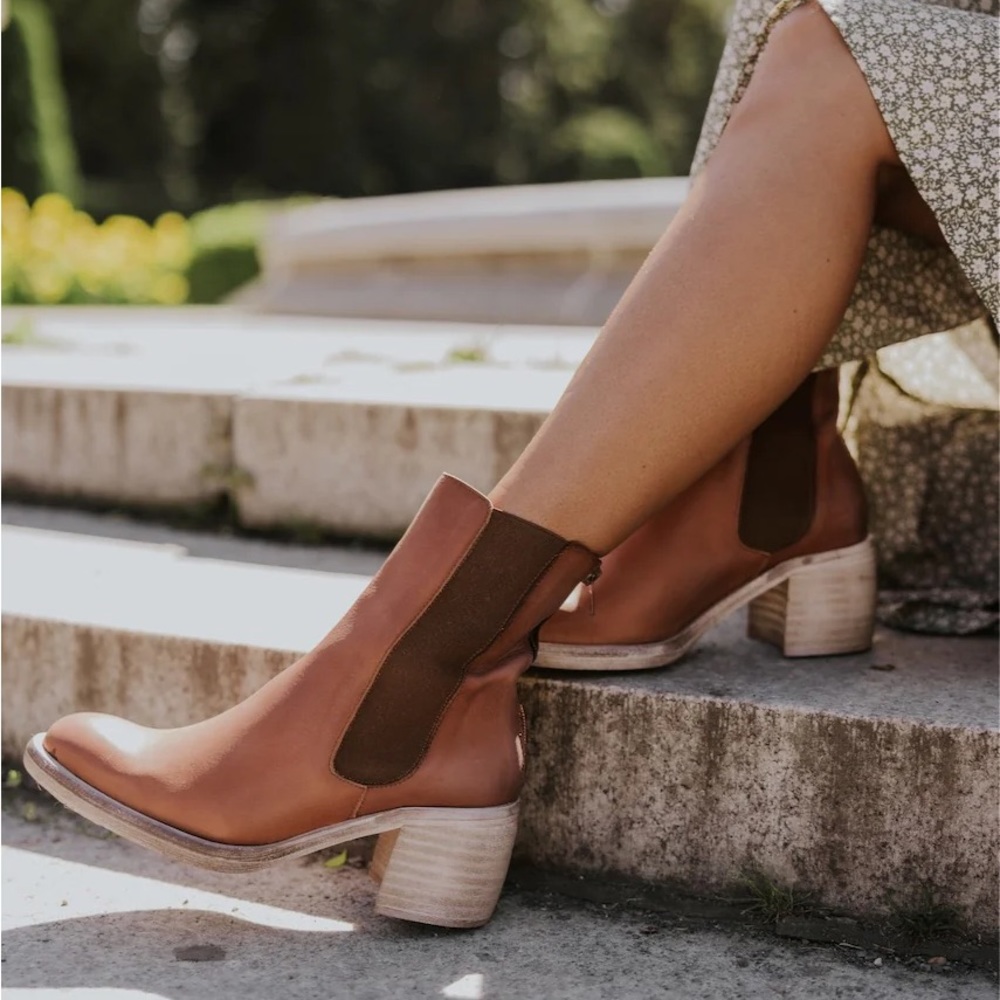 Free People essential Chelsea boot size 41 women’s size 10 FIT MORE LIKE 11